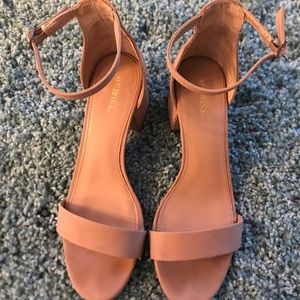 👡  Tan Sandals with Small Chunky Heel - 7.5